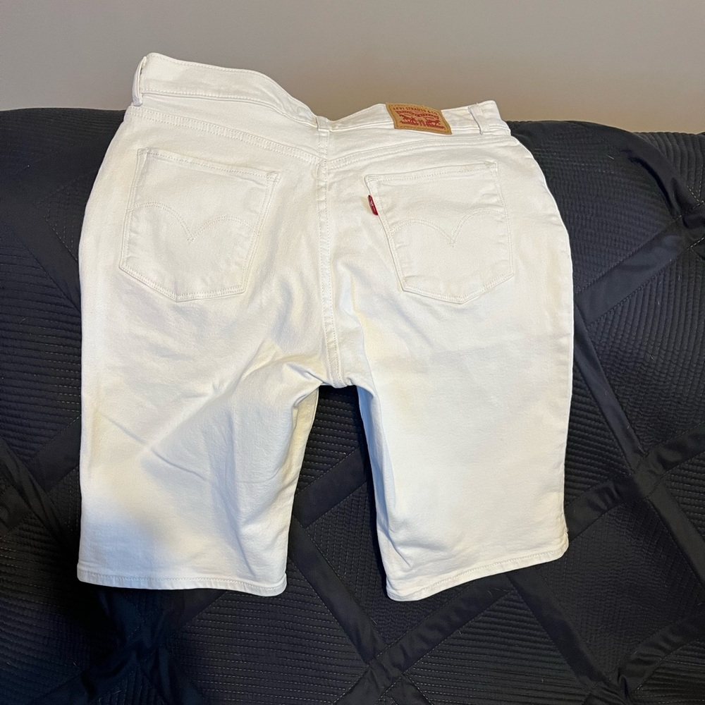 EUC WHITE LEVI BERMUDA  MID RISE SHORTS SIZE 29